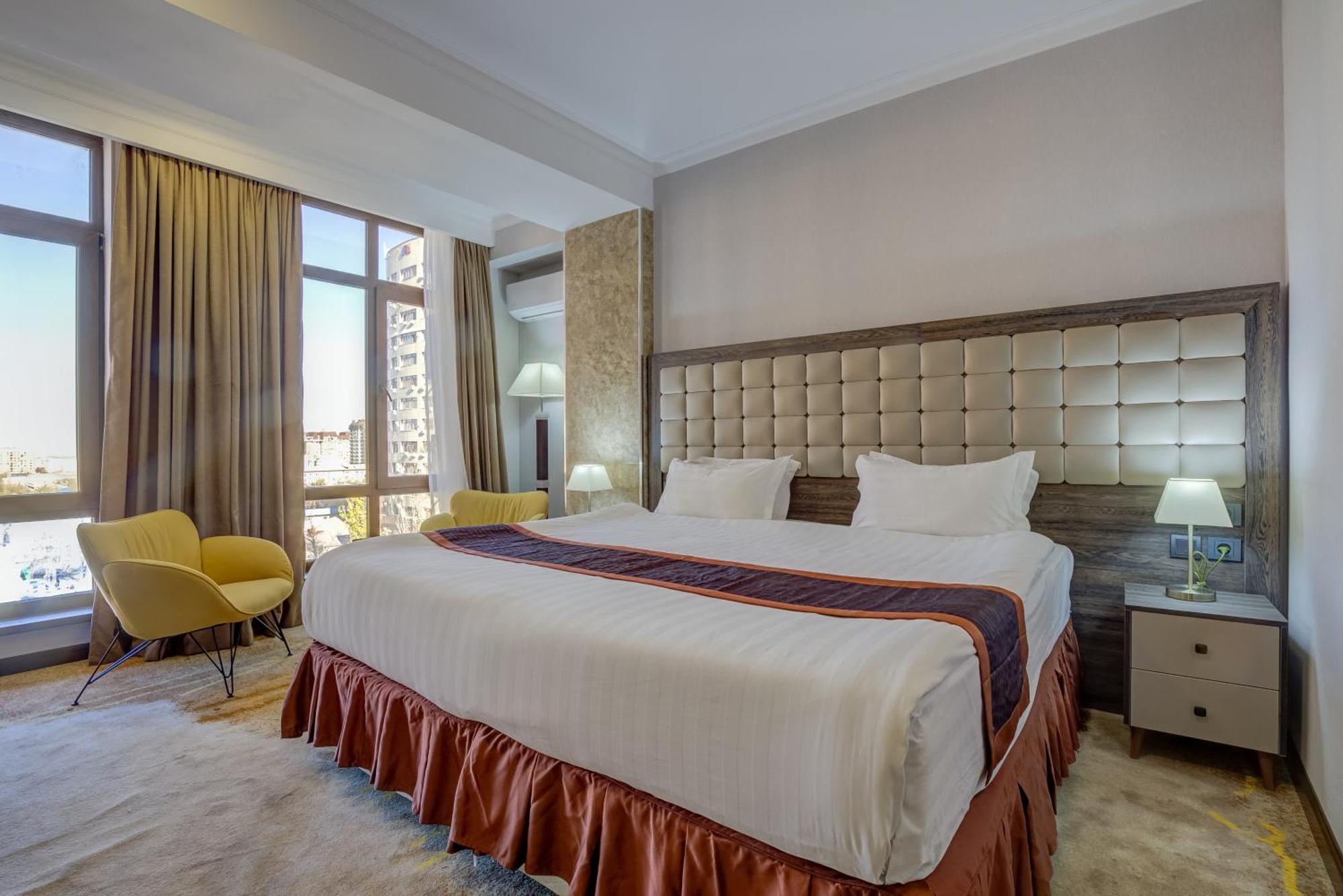 Hotel Lulu Bishkek Exteriör bild