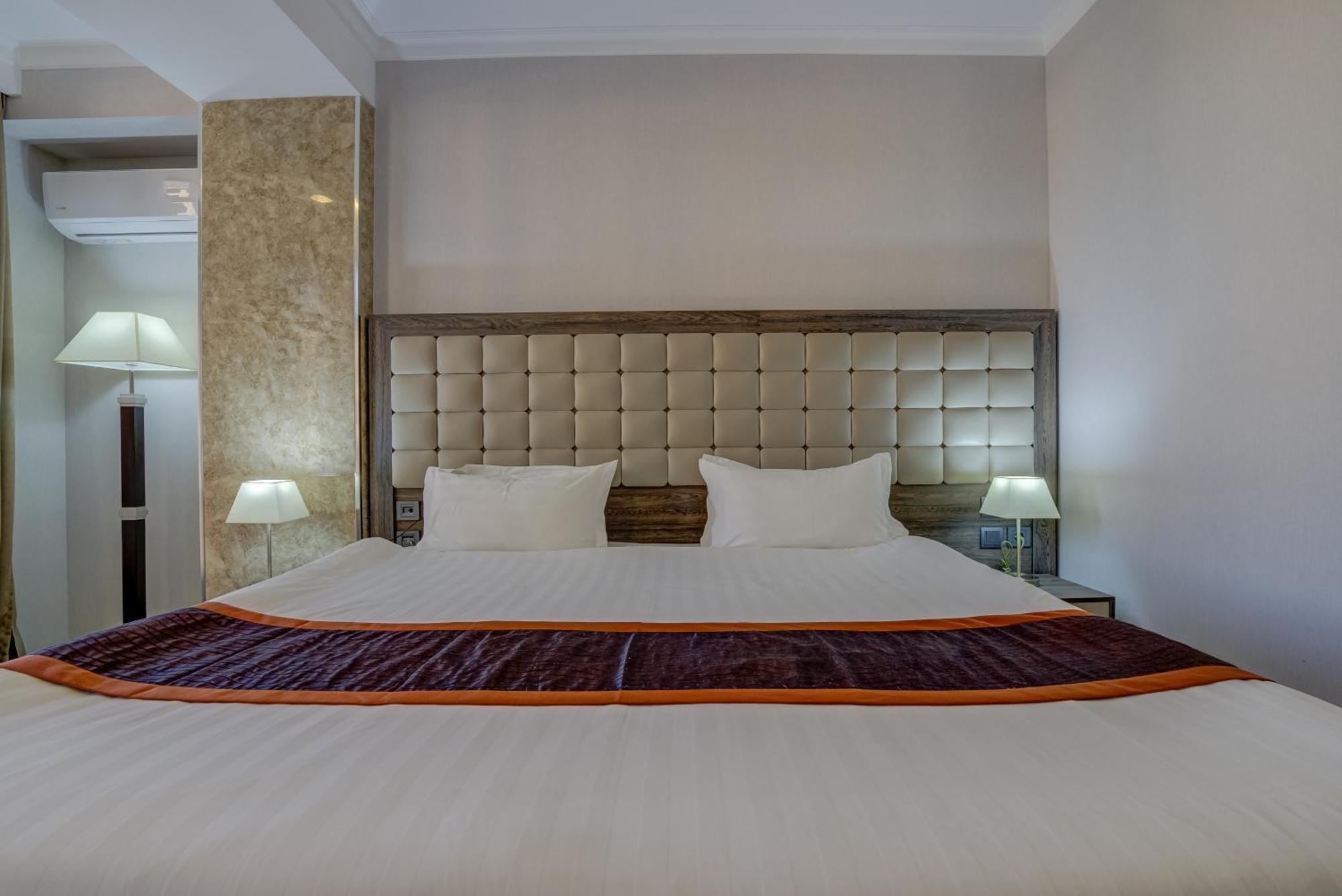 Hotel Lulu Bishkek Exteriör bild