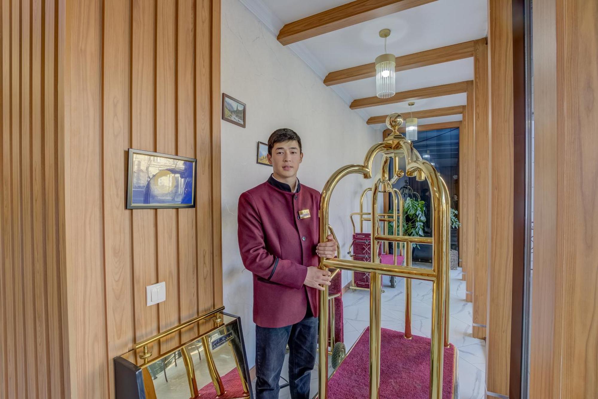 Hotel Lulu Bishkek Exteriör bild
