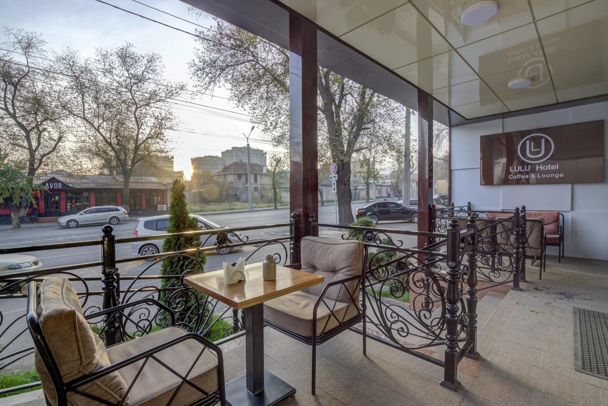 Hotel Lulu Bishkek Exteriör bild