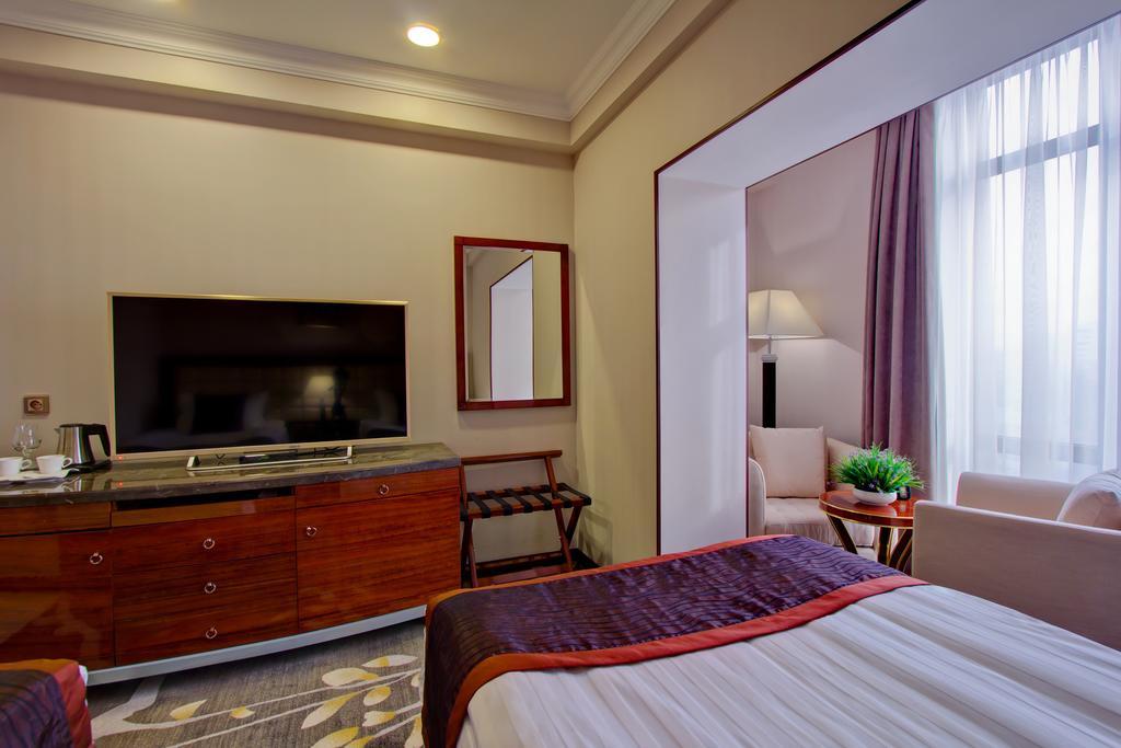 Hotel Lulu Bishkek Exteriör bild